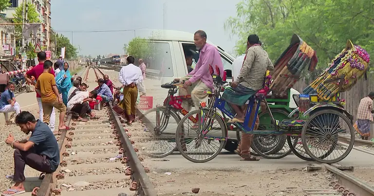 অবৈধ রেল ক্রসিংয়ে মানুষ